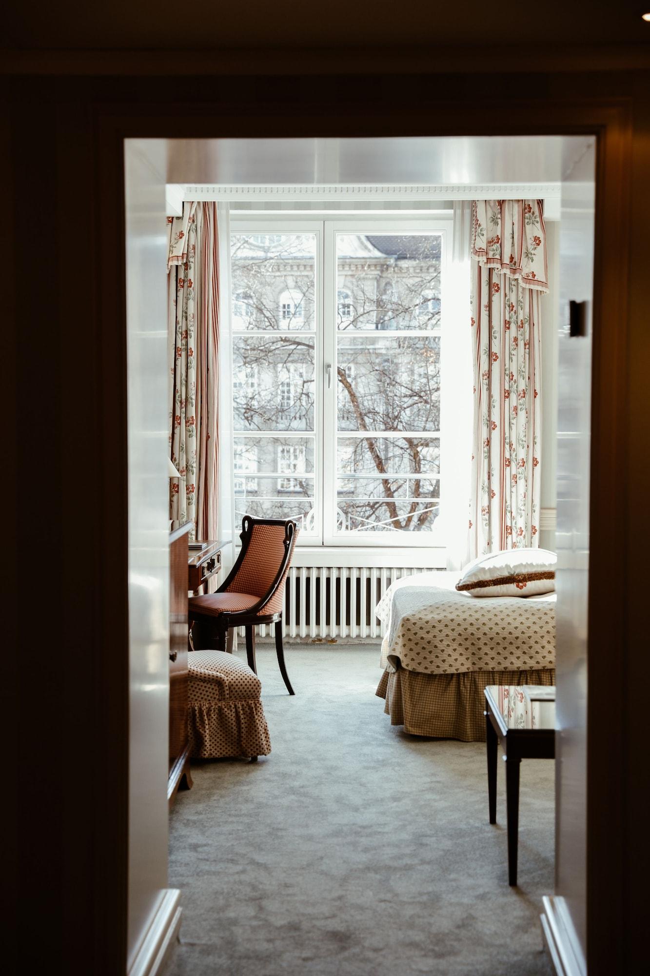 Hotel Bayerischer Hof München Ngoại thất bức ảnh A room at the Hotel Axelmannstein