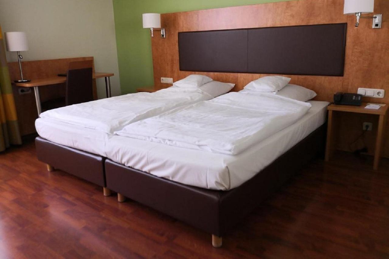 Hotel Bayerischer Hof München Ngoại thất bức ảnh A double bed