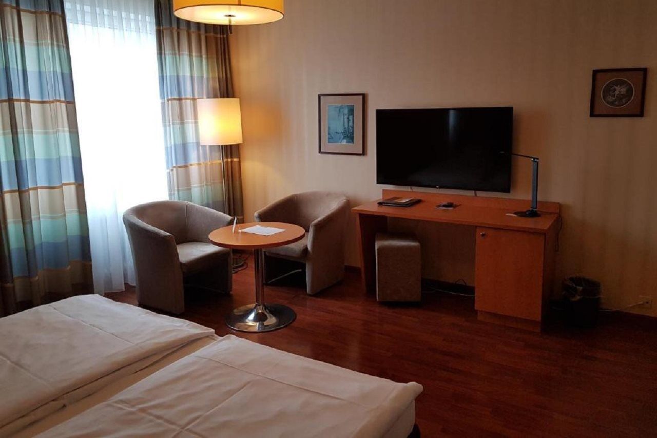 Hotel Bayerischer Hof München Ngoại thất bức ảnh A room at the hotel